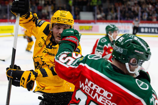 Skellefteås Max Lindholm tacklar Frölundas Arttu