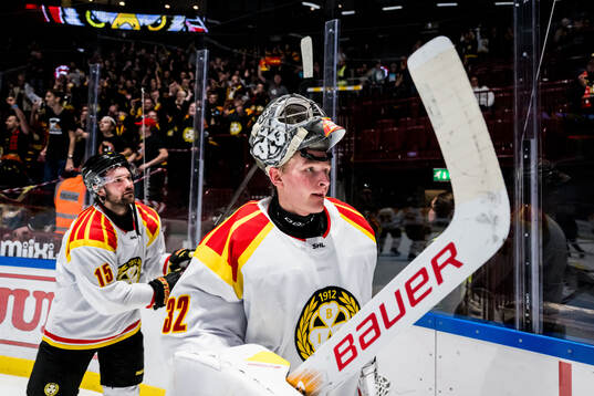 Brynäs målvakt Ludvig Persson jublar