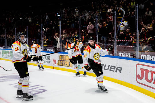 Brynäs Oskar Lindblom och Greg Scott jublar