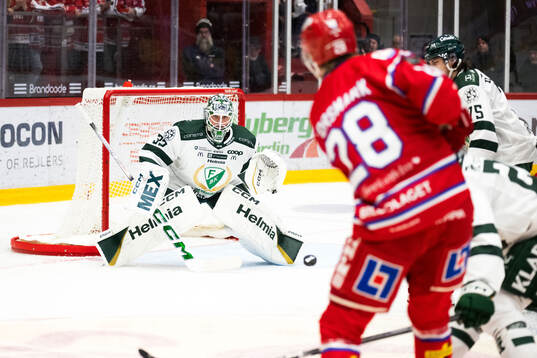 Timrås Simon Forsmark och Färjestads målvakt Maxime
