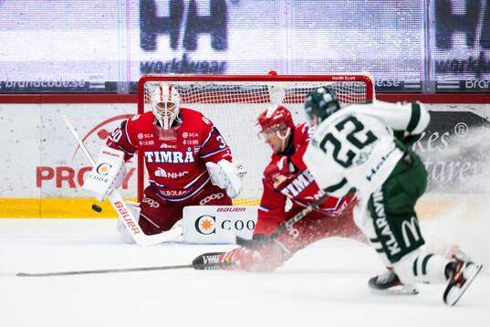 Timrås målvakt Jacob Johansson och Färjestads Per Åslund