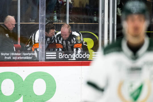 Domare Daniel Eriksson och David Laksola med en
