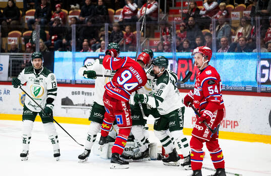 Timrås Sebastian Hartmann och Färjestads Marian Studenic
