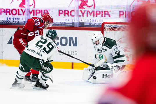 Timrås Filip Hållander och Färjestads målvakt Damian