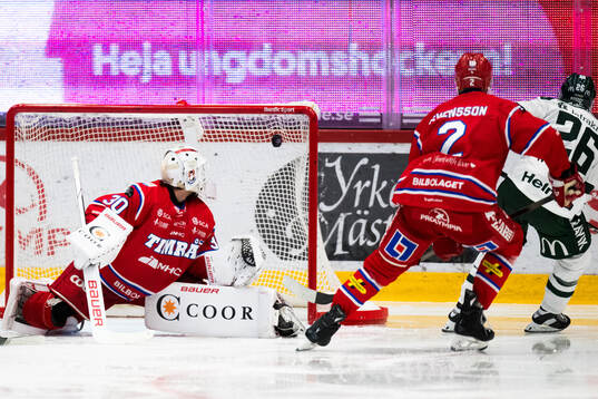 Färjestads Joel Nyström gör 2-4 bakom Timrås målvakt
