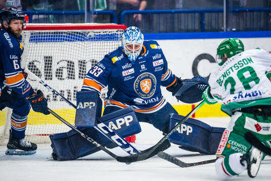 Växjös målvakt Emil Larmi och Rögles Anton Bengtsson