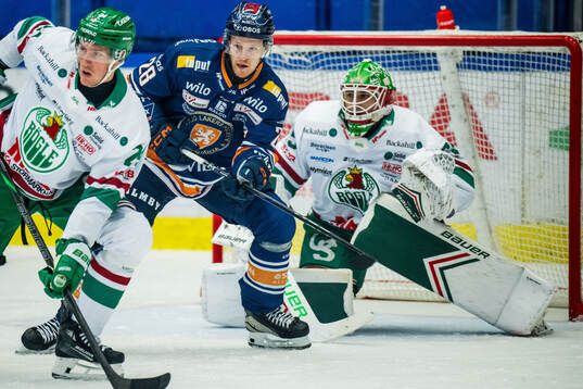 Växjös Hugo Gustafsson och Rögles målvakt Arvid Holm