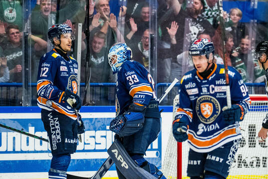 Växjös Otto Koivula och målvakt Emil Larmi deppar