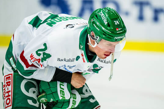 Rögles Mattias Göransson blöder