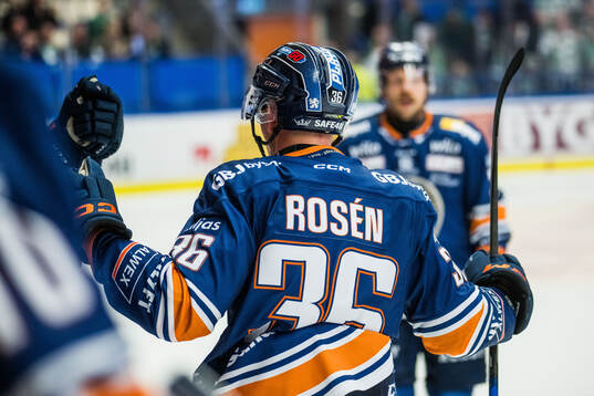 Växjös Elias Rosén jublar