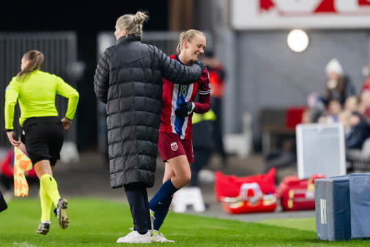 Head coach Gemma Grainger and Frida Maanum of Norway