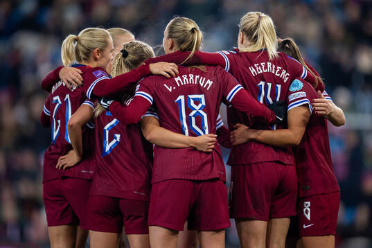 Ada Hegerberg of Norway celebrates with Frida Maanum and