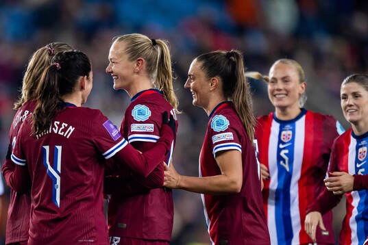 Frida Maanum of Norway celebrates with Vilde Bøe Risa and