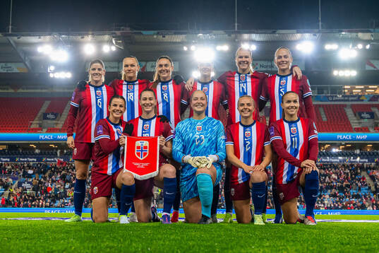 The starting eleven of Norway pose for a team photo