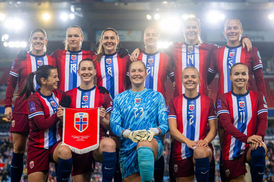 The starting eleven of Norway pose for a team photo