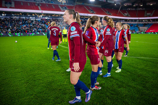 Elisabeth Terland and players of Norway