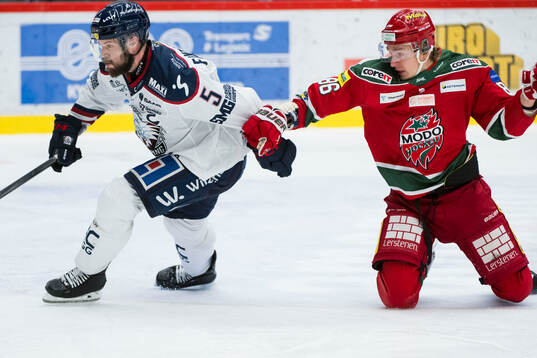 Linköpings Oscar Fantenberg och Modos Lukas Jasek