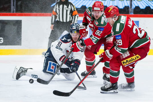 Linköpings Lance Bouma och Modos Jesper Olofsson medMikkel