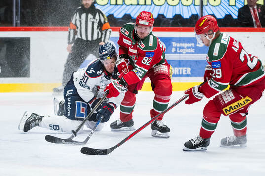 Linköpings Lance Bouma och Modos Jesper Olofsson medMikkel