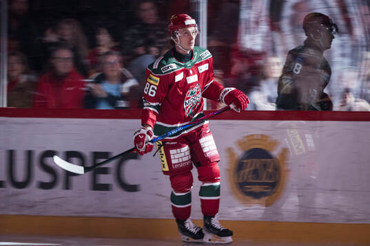 Modos Lukas Jasek innan ishockeymatchen i SHL mellan Modo