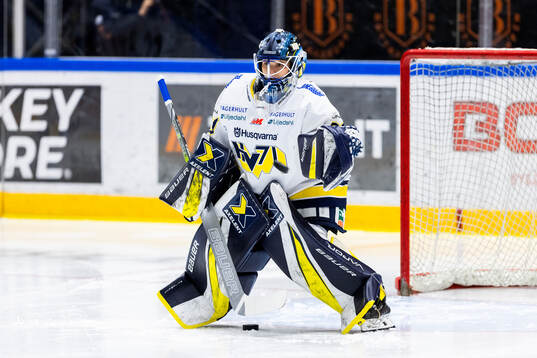 HV71s målvakt Viktorie Svejdova på uppvärmningen