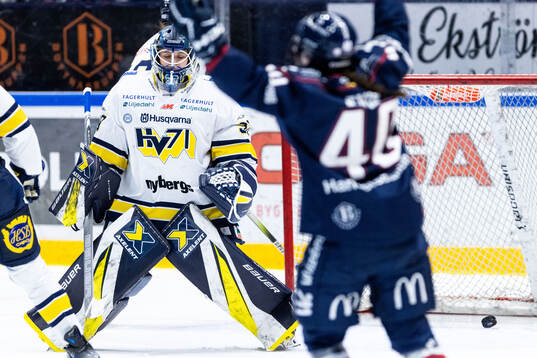 HV71s målvakt Viktorie Svejdova deppar