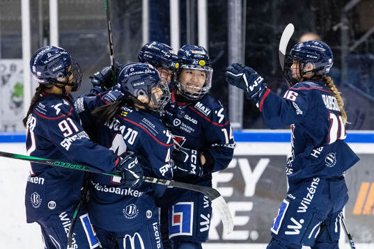 Linköpings Ann-Frederique Guay jublar med lagkamrater