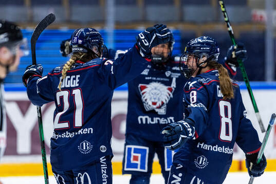 Linköpings Naomi Rogge jublar med lagkamrater