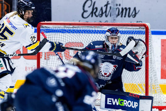 HV71s Alva Johansson och Linköpings målvakt Ebba Svensson