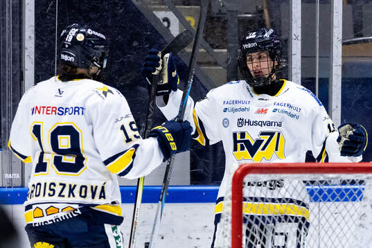 HV71s Emmi Rakkolainen jublar med Klara Seroiszkova