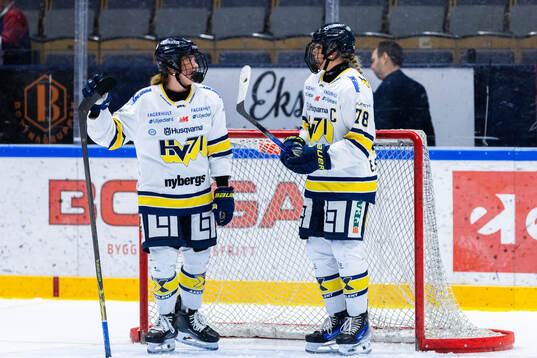 HV71s Jenna Raunio och Elin Svensson deppar
