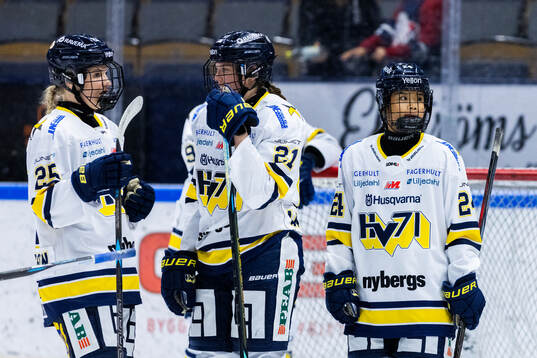 HV71s Alva Johansson, Amanda Andersson och Ella Lind deppar