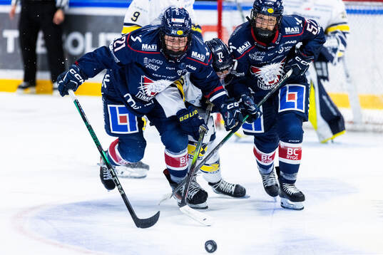 Linköpings Naomi Rogge och Emmy Alasalmi mot HV71s Rachel