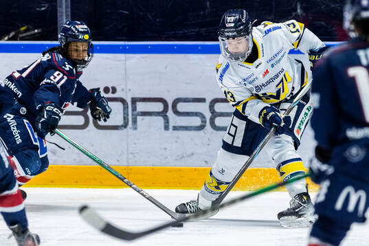 Linköpings Olivia Sohrner och HV71s Julia Nearis