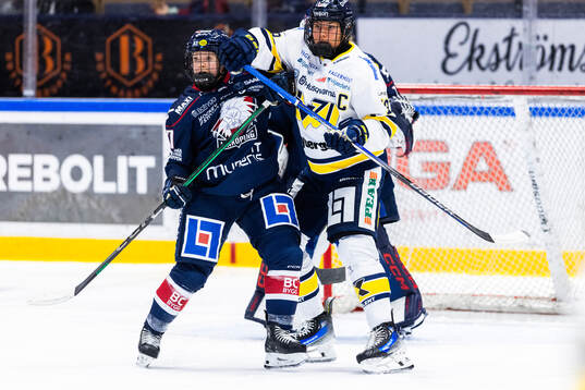 Linköpings Emmy Alasalmi och HV71s Elin Svensson