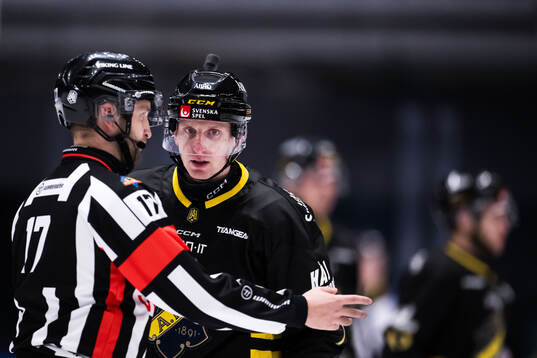 AIKs Filip Windlert i samtal med domaren