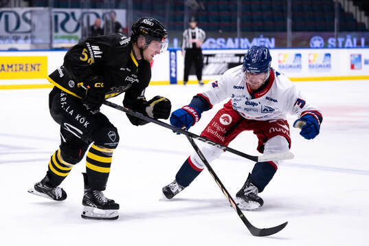 AIKs Oskar Magnusson och IK Oskarshamns Niclas Burström