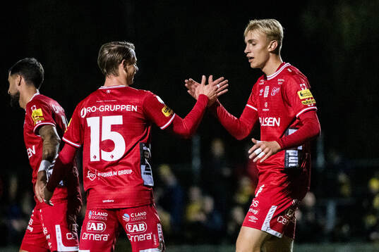 Elfsborgs Simon Hedlund och Leo Östman jublar