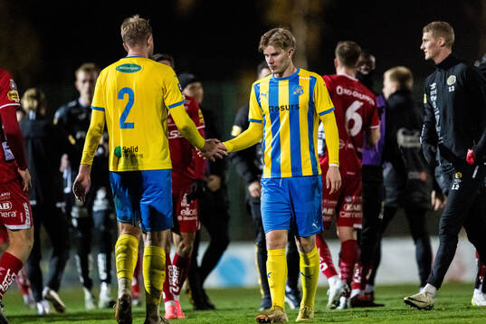 Eskilsminne IFs Adrian Petersson och Hampus Stoltz deppar
