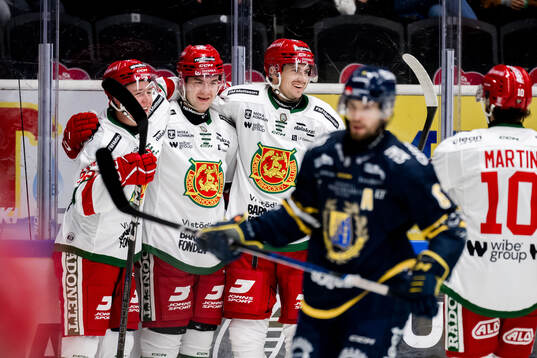 Moras Gustav Salmi-Lilja jublar med lagkamrater