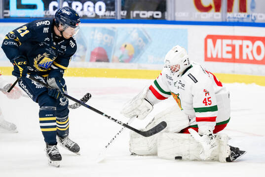 Södertäljes Nolan Stevens och Moras målvakt Jani Lampinen