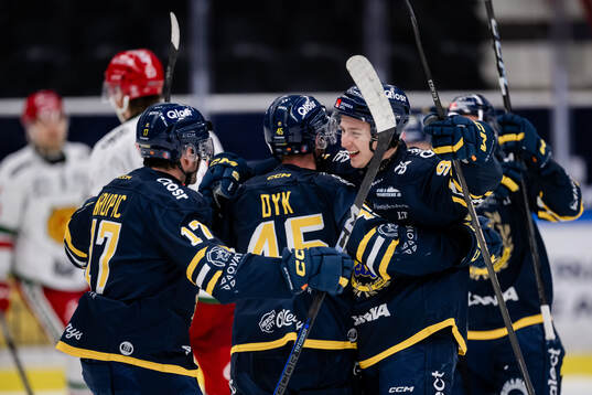Södertäljes Egor Polin jublar