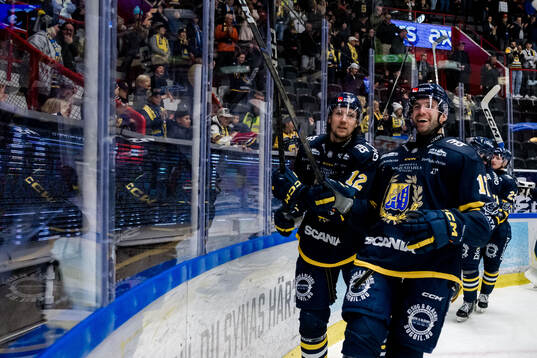 Södertäljes Viktor Liljegren och Amil Krupic jublar