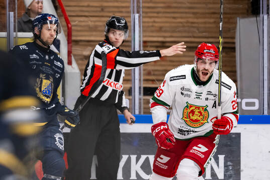 Södertäljes Viktor Liljegren jublar samtidigt som Moras