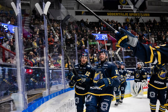 Södertäljes Viktor Liljegren och Amil Krupic jublar