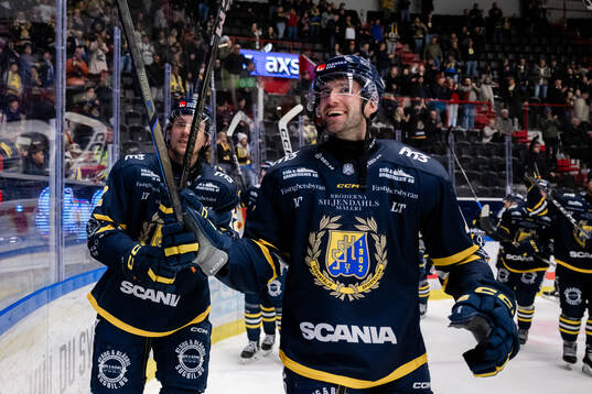 Södertäljes Viktor Liljegren och Amil Krupic jublar