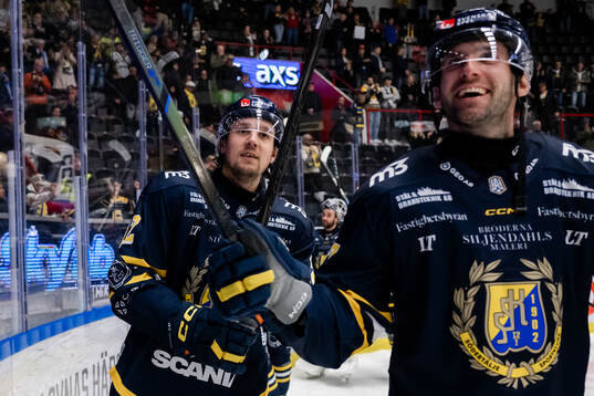 Södertäljes Viktor Liljegren och Amil Krupic jublar