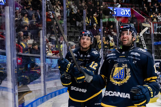 Södertäljes Viktor Liljegren och Amil Krupic jublar