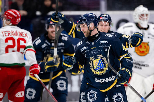 Södertäljes Sebastian Dyk jublar