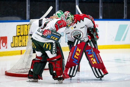 Frölundas målvakt Maja Helge och målvakt Stephanie Neatby